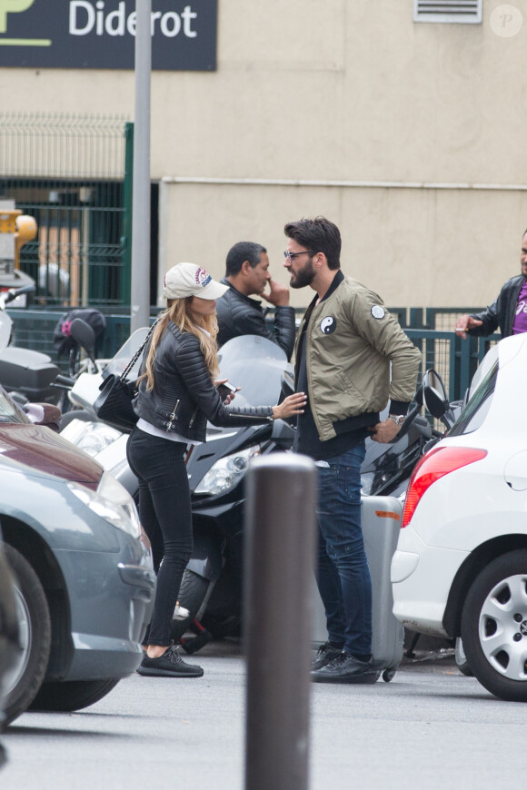 Exclusif - Nabilla Benattia et son compagnon Thomas Vergara sont attendus par une équipe de TF1 alors qu'ils arrivent à la gare de Lyon avec leur chienne Pita à Paris, le 26 mai 2016. Le couple est allé faire du shopping chez American Apparel (Thomas s'est mis torse nu pour essayer un t-shirt) avant de se rendre à l'hôtel Mystique près de l'Arc de Triomphe où ils ont été interviewés pour l'émission "50 Minute Inside". Ils sont ensuite allés à la poste avant de rejoindre la gare de Lyon pour rentrer.