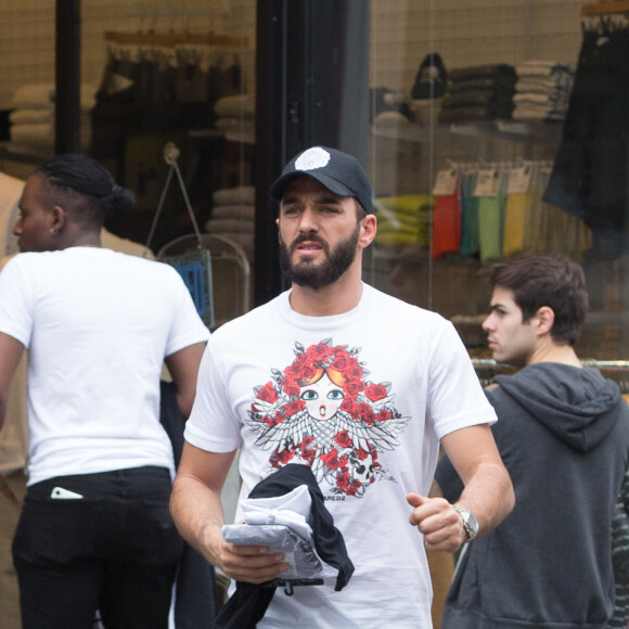 Exclusif - Nabilla Benattia et son compagnon Thomas Vergara sont attendus par une équipe de TF1 alors qu'ils arrivent à la gare de Lyon avec leur chienne Pita à Paris, le 26 mai 2016. Le couple est allé faire du shopping chez American Apparel (Thomas s'est mis torse nu pour essayer un t-shirt) avant de se rendre à l'hôtel Mystique près de l'Arc de Triomphe où ils ont été interviewés pour l'émission "50 Minute Inside". Ils sont ensuite allés à la poste avant de rejoindre la gare de Lyon pour rentrer.