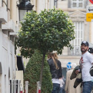 Exclusif - Nabilla Benattia et son compagnon Thomas Vergara sont attendus par une équipe de TF1 alors qu'ils arrivent à la gare de Lyon avec leur chienne Pita à Paris, le 26 mai 2016. Le couple est allé faire du shopping chez American Apparel (Thomas s'est mis torse nu pour essayer un t-shirt) avant de se rendre à l'hôtel Mystique près de l'Arc de Triomphe où ils ont été interviewés pour l'émission "50 Minute Inside". Ils sont ensuite allés à la poste avant de rejoindre la gare de Lyon pour rentrer.