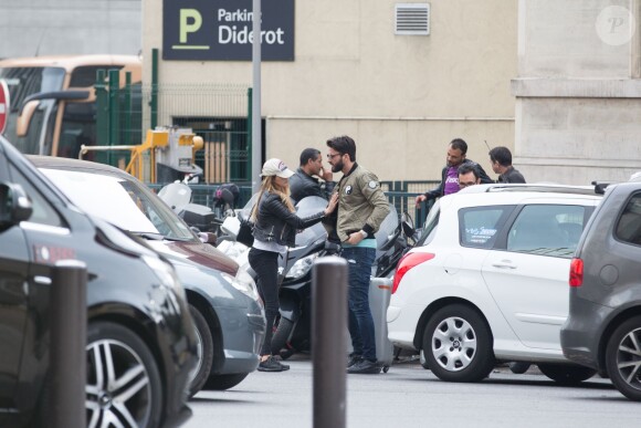 Exclusif - Nabilla Benattia et son compagnon Thomas Vergara sont attendus par une équipe de TF1 alors qu'ils arrivent à la gare de Lyon avec leur chienne Pita à Paris, le 26 mai 2016. Le couple est allé faire du shopping chez American Apparel (Thomas s'est mis torse nu pour essayer un t-shirt) avant de se rendre à l'hôtel Mystique près de l'Arc de Triomphe où ils ont été interviewés pour l'émission "50 Minute Inside". Ils sont ensuite allés à la poste avant de rejoindre la gare de Lyon pour rentrer.