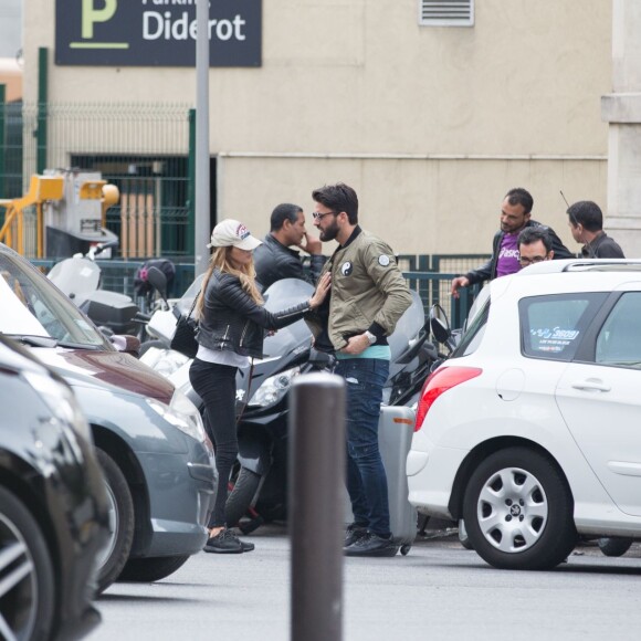 Exclusif - Nabilla Benattia et son compagnon Thomas Vergara sont attendus par une équipe de TF1 alors qu'ils arrivent à la gare de Lyon avec leur chienne Pita à Paris, le 26 mai 2016. Le couple est allé faire du shopping chez American Apparel (Thomas s'est mis torse nu pour essayer un t-shirt) avant de se rendre à l'hôtel Mystique près de l'Arc de Triomphe où ils ont été interviewés pour l'émission "50 Minute Inside". Ils sont ensuite allés à la poste avant de rejoindre la gare de Lyon pour rentrer.