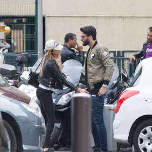 Exclusif - Nabilla Benattia et son compagnon Thomas Vergara sont attendus par une équipe de TF1 alors qu'ils arrivent à la gare de Lyon avec leur chienne Pita à Paris, le 26 mai 2016. Le couple est allé faire du shopping chez American Apparel (Thomas s'est mis torse nu pour essayer un t-shirt) avant de se rendre à l'hôtel Mystique près de l'Arc de Triomphe où ils ont été interviewés pour l'émission "50 Minute Inside". Ils sont ensuite allés à la poste avant de rejoindre la gare de Lyon pour rentrer.