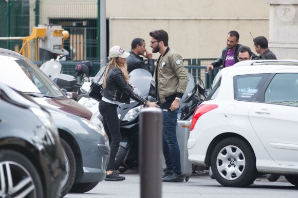 Exclusif - Nabilla Benattia et son compagnon Thomas Vergara sont attendus par une équipe de TF1 alors qu'ils arrivent à la gare de Lyon avec leur chienne Pita à Paris, le 26 mai 2016. Le couple est allé faire du shopping chez American Apparel (Thomas s'est mis torse nu pour essayer un t-shirt) avant de se rendre à l'hôtel Mystique près de l'Arc de Triomphe où ils ont été interviewés pour l'émission "50 Minute Inside". Ils sont ensuite allés à la poste avant de rejoindre la gare de Lyon pour rentrer.