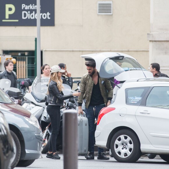 Exclusif - Nabilla Benattia et son compagnon Thomas Vergara sont attendus par une équipe de TF1 alors qu'ils arrivent à la gare de Lyon avec leur chienne Pita à Paris, le 26 mai 2016. Le couple est allé faire du shopping chez American Apparel (Thomas s'est mis torse nu pour essayer un t-shirt) avant de se rendre à l'hôtel Mystique près de l'Arc de Triomphe où ils ont été interviewés pour l'émission "50 Minute Inside". Ils sont ensuite allés à la poste avant de rejoindre la gare de Lyon pour rentrer.