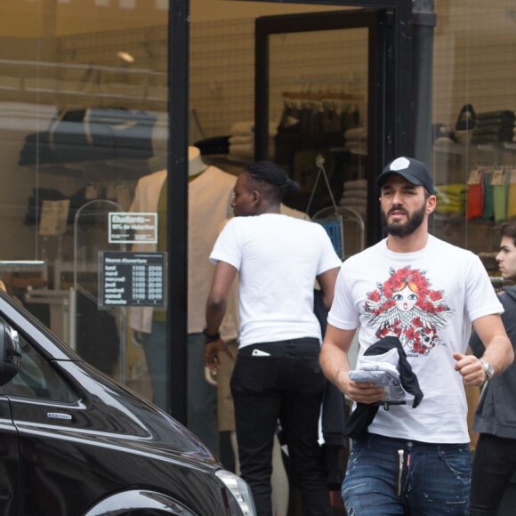 Exclusif - Nabilla Benattia et son compagnon Thomas Vergara sont attendus par une équipe de TF1 alors qu'ils arrivent à la gare de Lyon avec leur chienne Pita à Paris, le 26 mai 2016. Le couple est allé faire du shopping chez American Apparel (Thomas s'est mis torse nu pour essayer un t-shirt) avant de se rendre à l'hôtel Mystique près de l'Arc de Triomphe où ils ont été interviewés pour l'émission "50 Minute Inside". Ils sont ensuite allés à la poste avant de rejoindre la gare de Lyon pour rentrer.