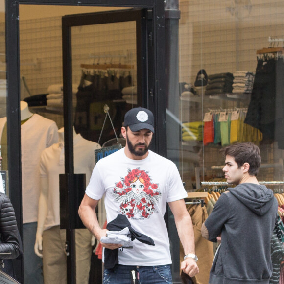 Exclusif - Nabilla Benattia et son compagnon Thomas Vergara sont attendus par une équipe de TF1 alors qu'ils arrivent à la gare de Lyon avec leur chienne Pita à Paris, le 26 mai 2016. Le couple est allé faire du shopping chez American Apparel (Thomas s'est mis torse nu pour essayer un t-shirt) avant de se rendre à l'hôtel Mystique près de l'Arc de Triomphe où ils ont été interviewés pour l'émission "50 Minute Inside". Ils sont ensuite allés à la poste avant de rejoindre la gare de Lyon pour rentrer.