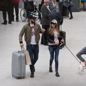 Exclusif - Nabilla Benattia et son compagnon Thomas Vergara sont attendus par une équipe de TF1 alors qu'ils arrivent à la gare de Lyon avec leur chienne Pita à Paris, le 26 mai 2016. Le couple est allé faire du shopping chez American Apparel (Thomas s'est mis torse nu pour essayer un t-shirt) avant de se rendre à l'hôtel Mystique près de l'Arc de Triomphe où ils ont été interviewés pour l'émission "50 Minute Inside". Ils sont ensuite allés à la poste avant de rejoindre la gare de Lyon pour rentrer.