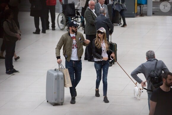 Exclusif - Nabilla Benattia et son compagnon Thomas Vergara sont attendus par une équipe de TF1 alors qu'ils arrivent à la gare de Lyon avec leur chienne Pita à Paris, le 26 mai 2016. Le couple est allé faire du shopping chez American Apparel (Thomas s'est mis torse nu pour essayer un t-shirt) avant de se rendre à l'hôtel Mystique près de l'Arc de Triomphe où ils ont été interviewés pour l'émission "50 Minute Inside". Ils sont ensuite allés à la poste avant de rejoindre la gare de Lyon pour rentrer.