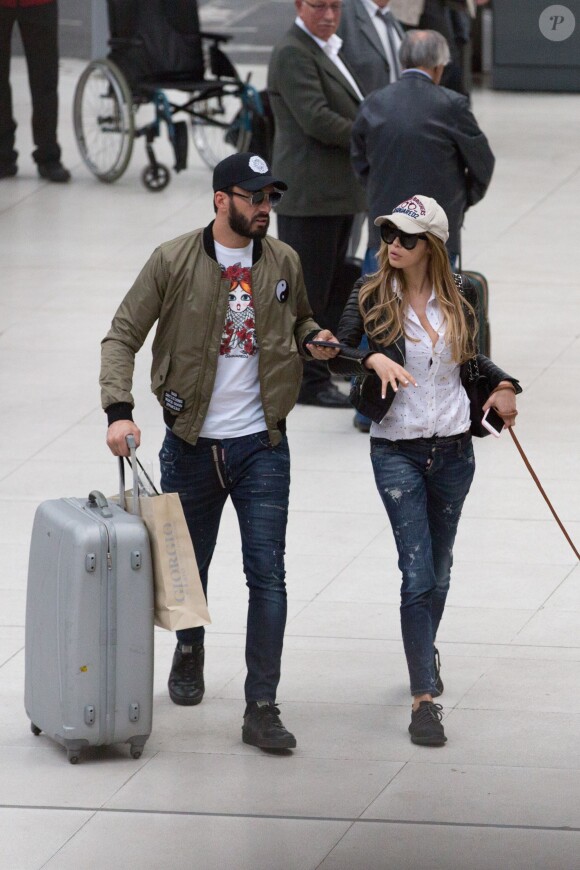 Exclusif - Nabilla Benattia et son compagnon Thomas Vergara sont attendus par une équipe de TF1 alors qu'ils arrivent à la gare de Lyon avec leur chienne Pita à Paris, le 26 mai 2016. Le couple est allé faire du shopping chez American Apparel (Thomas s'est mis torse nu pour essayer un t-shirt) avant de se rendre à l'hôtel Mystique près de l'Arc de Triomphe où ils ont été interviewés pour l'émission "50 Minute Inside". Ils sont ensuite allés à la poste avant de rejoindre la gare de Lyon pour rentrer.