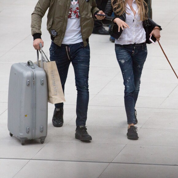 Exclusif - Nabilla Benattia et son compagnon Thomas Vergara sont attendus par une équipe de TF1 alors qu'ils arrivent à la gare de Lyon avec leur chienne Pita à Paris, le 26 mai 2016. Le couple est allé faire du shopping chez American Apparel (Thomas s'est mis torse nu pour essayer un t-shirt) avant de se rendre à l'hôtel Mystique près de l'Arc de Triomphe où ils ont été interviewés pour l'émission "50 Minute Inside". Ils sont ensuite allés à la poste avant de rejoindre la gare de Lyon pour rentrer.