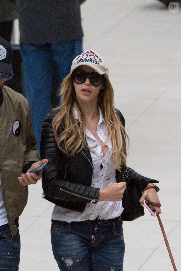 Exclusif - Nabilla Benattia et son compagnon Thomas Vergara sont attendus par une équipe de TF1 alors qu'ils arrivent à la gare de Lyon avec leur chienne Pita à Paris, le 26 mai 2016. Le couple est allé faire du shopping chez American Apparel (Thomas s'est mis torse nu pour essayer un t-shirt) avant de se rendre à l'hôtel Mystique près de l'Arc de Triomphe où ils ont été interviewés pour l'émission "50 Minute Inside". Ils sont ensuite allés à la poste avant de rejoindre la gare de Lyon pour rentrer.