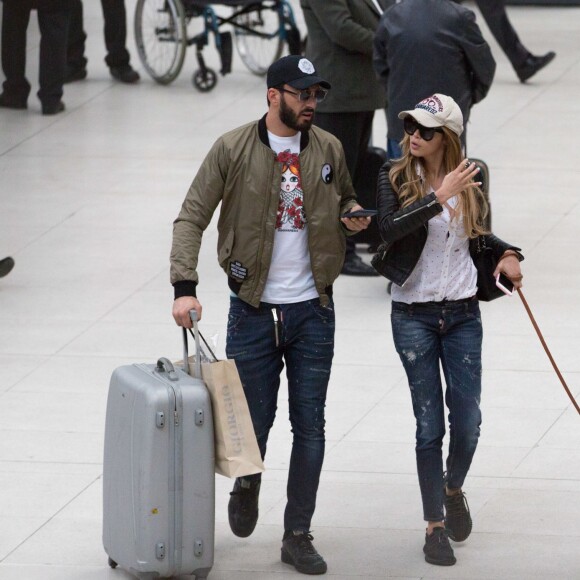 Exclusif - Nabilla Benattia et son compagnon Thomas Vergara sont attendus par une équipe de TF1 alors qu'ils arrivent à la gare de Lyon avec leur chienne Pita à Paris, le 26 mai 2016. Le couple est allé faire du shopping chez American Apparel (Thomas s'est mis torse nu pour essayer un t-shirt) avant de se rendre à l'hôtel Mystique près de l'Arc de Triomphe où ils ont été interviewés pour l'émission "50 Minute Inside". Ils sont ensuite allés à la poste avant de rejoindre la gare de Lyon pour rentrer.