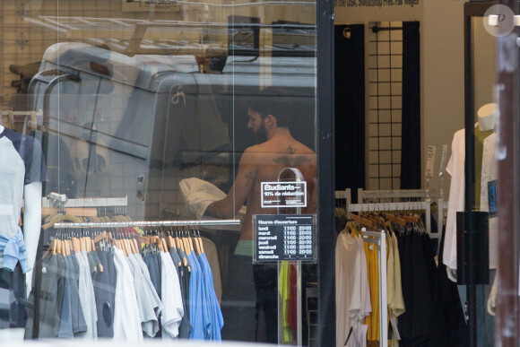 Exclusif - Nabilla Benattia et son compagnon Thomas Vergara sont attendus par une équipe de TF1 alors qu'ils arrivent à la gare de Lyon avec leur chienne Pita à Paris, le 26 mai 2016. Le couple est allé faire du shopping chez American Apparel (Thomas s'est mis torse nu pour essayer un t-shirt) avant de se rendre à l'hôtel Mystique près de l'Arc de Triomphe où ils ont été interviewés pour l'émission "50 Minute Inside". Ils sont ensuite allés à la poste avant de rejoindre la gare de Lyon pour rentrer.