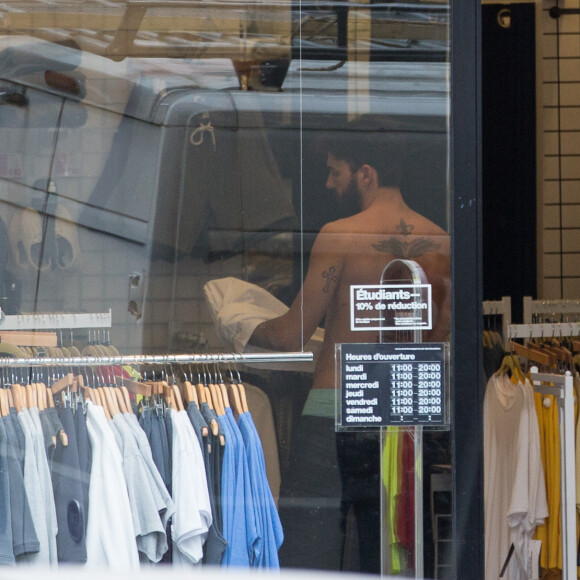 Exclusif - Nabilla Benattia et son compagnon Thomas Vergara sont attendus par une équipe de TF1 alors qu'ils arrivent à la gare de Lyon avec leur chienne Pita à Paris, le 26 mai 2016. Le couple est allé faire du shopping chez American Apparel (Thomas s'est mis torse nu pour essayer un t-shirt) avant de se rendre à l'hôtel Mystique près de l'Arc de Triomphe où ils ont été interviewés pour l'émission "50 Minute Inside". Ils sont ensuite allés à la poste avant de rejoindre la gare de Lyon pour rentrer.