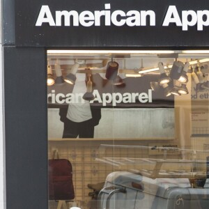 Exclusif - Nabilla Benattia et son compagnon Thomas Vergara sont attendus par une équipe de TF1 alors qu'ils arrivent à la gare de Lyon avec leur chienne Pita à Paris, le 26 mai 2016. Le couple est allé faire du shopping chez American Apparel (Thomas s'est mis torse nu pour essayer un t-shirt) avant de se rendre à l'hôtel Mystique près de l'Arc de Triomphe où ils ont été interviewés pour l'émission "50 Minute Inside". Ils sont ensuite allés à la poste avant de rejoindre la gare de Lyon pour rentrer.