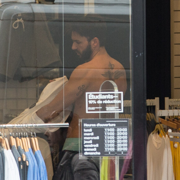 Exclusif - Thomas s'est mis torse nu pour essayer un t-shirt chez American Apparel avant de se rendre à l'hôtel Mystique près de l'Arc de Triomphe pour l'émission "50 Minute Inside".