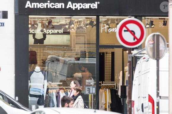 Exclusif - Nabilla Benattia et son compagnon Thomas Vergara sont attendus par une équipe de TF1 alors qu'ils arrivent à la gare de Lyon avec leur chienne Pita à Paris, le 26 mai 2016. Le couple est allé faire du shopping chez American Apparel (Thomas s'est mis torse nu pour essayer un t-shirt) avant de se rendre à l'hôtel Mystique près de l'Arc de Triomphe où ils ont été interviewés pour l'émission "50 Minute Inside". Ils sont ensuite allés à la poste avant de rejoindre la gare de Lyon pour rentrer.