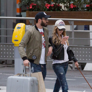 Exclusif - Nabilla Benattia et son compagnon Thomas Vergara sont attendus par une équipe de TF1 alors qu'ils arrivent à la gare de Lyon avec leur chienne Pita à Paris, le 26 mai 2016. Le couple est allé faire du shopping chez American Apparel (Thomas s'est mis torse nu pour essayer un t-shirt) avant de se rendre à l'hôtel Mystique près de l'Arc de Triomphe où ils ont été interviewés pour l'émission "50 Minute Inside". Ils sont ensuite allés à la poste avant de rejoindre la gare de Lyon pour rentrer.