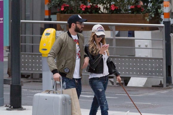 Exclusif - Nabilla Benattia et son compagnon Thomas Vergara sont attendus par une équipe de TF1 alors qu'ils arrivent à la gare de Lyon avec leur chienne Pita à Paris, le 26 mai 2016. Le couple est allé faire du shopping chez American Apparel (Thomas s'est mis torse nu pour essayer un t-shirt) avant de se rendre à l'hôtel Mystique près de l'Arc de Triomphe où ils ont été interviewés pour l'émission "50 Minute Inside". Ils sont ensuite allés à la poste avant de rejoindre la gare de Lyon pour rentrer.