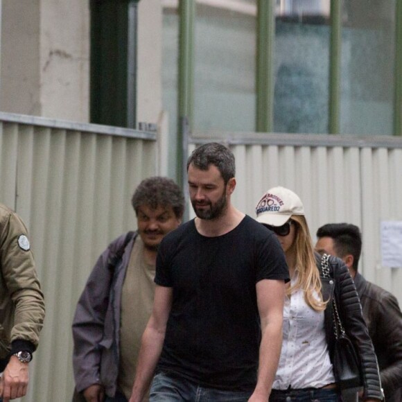 Exclusif - Nabilla Benattia et son compagnon Thomas Vergara sont attendus par une équipe de TF1 alors qu'ils arrivent à la gare de Lyon avec leur chienne Pita à Paris, le 26 mai 2016. Le couple est allé faire du shopping chez American Apparel (Thomas s'est mis torse nu pour essayer un t-shirt) avant de se rendre à l'hôtel Mystique près de l'Arc de Triomphe où ils ont été interviewés pour l'émission "50 Minute Inside". Ils sont ensuite allés à la poste avant de rejoindre la gare de Lyon pour rentrer.