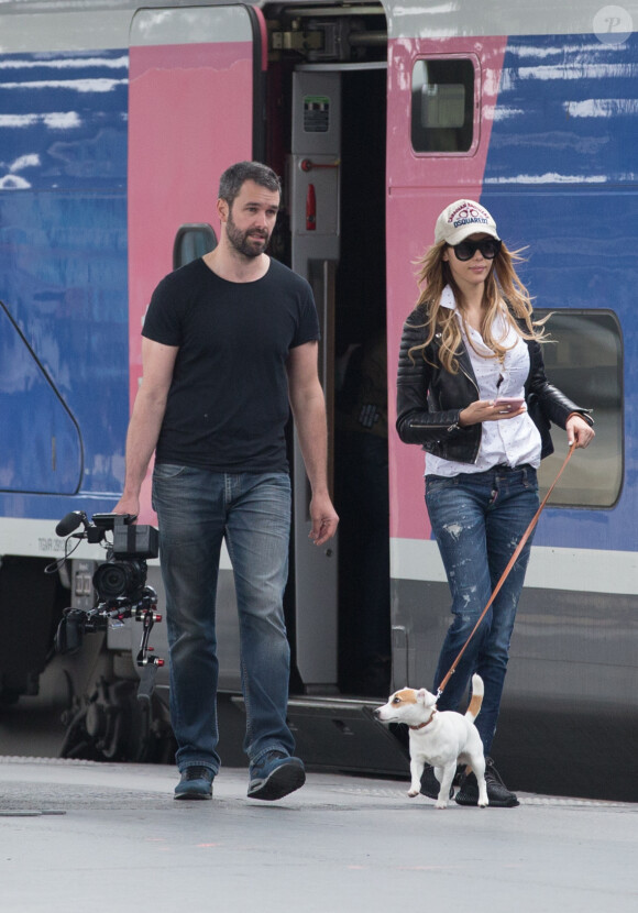 Exclusif - Nabilla Benattia et son compagnon Thomas Vergara sont attendus par une équipe de TF1 alors qu'ils arrivent à la gare de Lyon avec leur chienne Pita à Paris, le 26 mai 2016. Le couple est allé faire du shopping chez American Apparel (Thomas s'est mis torse nu pour essayer un t-shirt) avant de se rendre à l'hôtel Mystique près de l'Arc de Triomphe où ils ont été interviewés pour l'émission "50 Minute Inside". Ils sont ensuite allés à la poste avant de rejoindre la gare de Lyon pour rentrer.