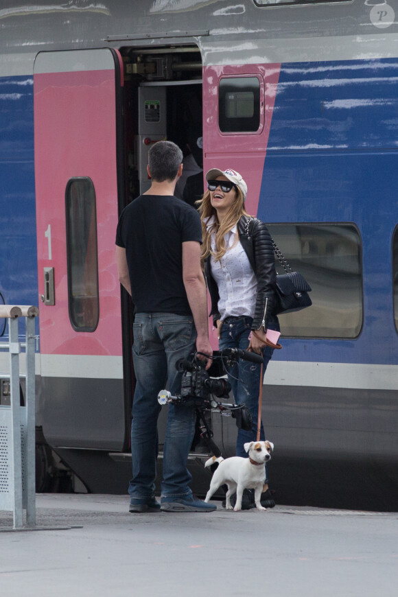 Exclusif - Nabilla Benattia et son compagnon Thomas Vergara sont attendus par une équipe de TF1 alors qu'ils arrivent à la gare de Lyon avec leur chienne Pita à Paris, le 26 mai 2016. Le couple est allé faire du shopping chez American Apparel (Thomas s'est mis torse nu pour essayer un t-shirt) avant de se rendre à l'hôtel Mystique près de l'Arc de Triomphe où ils ont été interviewés pour l'émission "50 Minute Inside". Ils sont ensuite allés à la poste avant de rejoindre la gare de Lyon pour rentrer.