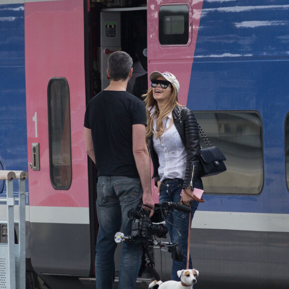 Exclusif - Nabilla Benattia et son compagnon Thomas Vergara sont attendus par une équipe de TF1 alors qu'ils arrivent à la gare de Lyon avec leur chienne Pita à Paris, le 26 mai 2016. Le couple est allé faire du shopping chez American Apparel (Thomas s'est mis torse nu pour essayer un t-shirt) avant de se rendre à l'hôtel Mystique près de l'Arc de Triomphe où ils ont été interviewés pour l'émission "50 Minute Inside". Ils sont ensuite allés à la poste avant de rejoindre la gare de Lyon pour rentrer.