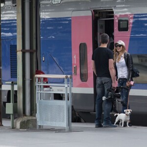 Exclusif - Nabilla Benattia et son compagnon Thomas Vergara sont attendus par une équipe de TF1 alors qu'ils arrivent à la gare de Lyon avec leur chienne Pita à Paris, le 26 mai 2016. Le couple est allé faire du shopping chez American Apparel (Thomas s'est mis torse nu pour essayer un t-shirt) avant de se rendre à l'hôtel Mystique près de l'Arc de Triomphe où ils ont été interviewés pour l'émission "50 Minute Inside". Ils sont ensuite allés à la poste avant de rejoindre la gare de Lyon pour rentrer.