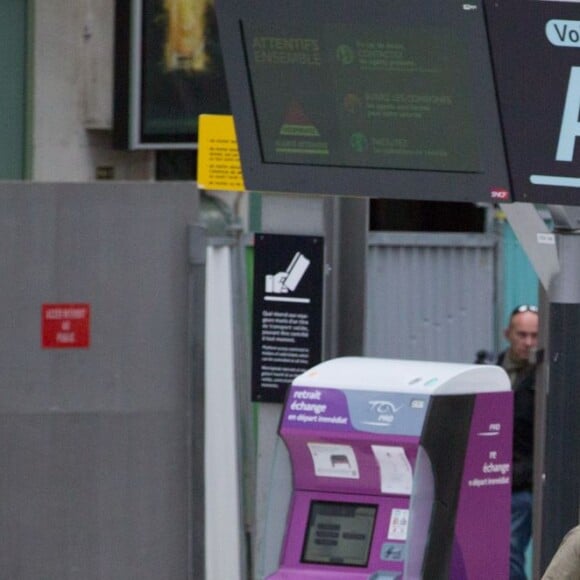Exclusif - Nabilla Benattia et son compagnon Thomas Vergara sont attendus par une équipe de TF1 alors qu'ils arrivent à la gare de Lyon avec leur chienne Pita à Paris, le 26 mai 2016. Le couple est allé faire du shopping chez American Apparel (Thomas s'est mis torse nu pour essayer un t-shirt) avant de se rendre à l'hôtel Mystique près de l'Arc de Triomphe où ils ont été interviewés pour l'émission "50 Minute Inside". Ils sont ensuite allés à la poste avant de rejoindre la gare de Lyon pour rentrer.