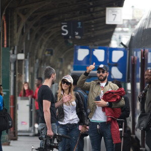 Exclusif - Nabilla Benattia et son compagnon Thomas Vergara sont attendus par une équipe de TF1 alors qu'ils arrivent à la gare de Lyon avec leur chienne Pita à Paris, le 26 mai 2016. Le couple est allé faire du shopping chez American Apparel (Thomas s'est mis torse nu pour essayer un t-shirt) avant de se rendre à l'hôtel Mystique près de l'Arc de Triomphe où ils ont été interviewés pour l'émission "50 Minute Inside". Ils sont ensuite allés à la poste avant de rejoindre la gare de Lyon pour rentrer.