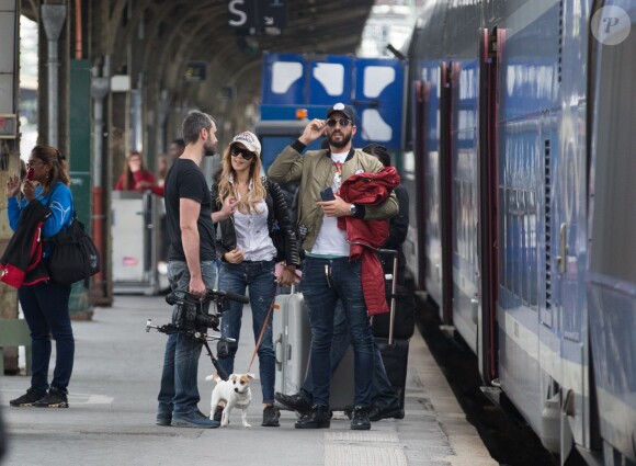 Exclusif - Nabilla Benattia et son compagnon Thomas Vergara sont attendus par une équipe de TF1 alors qu'ils arrivent à la gare de Lyon avec leur chienne Pita à Paris, le 26 mai 2016. Le couple est allé faire du shopping chez American Apparel (Thomas s'est mis torse nu pour essayer un t-shirt) avant de se rendre à l'hôtel Mystique près de l'Arc de Triomphe où ils ont été interviewés pour l'émission "50 Minute Inside". Ils sont ensuite allés à la poste avant de rejoindre la gare de Lyon pour rentrer.