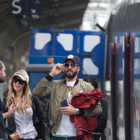 Exclusif - Nabilla Benattia et son compagnon Thomas Vergara sont attendus par une équipe de TF1 alors qu'ils arrivent à la gare de Lyon avec leur chienne Pita à Paris, le 26 mai 2016. Le couple est allé faire du shopping chez American Apparel (Thomas s'est mis torse nu pour essayer un t-shirt) avant de se rendre à l'hôtel Mystique près de l'Arc de Triomphe où ils ont été interviewés pour l'émission "50 Minute Inside". Ils sont ensuite allés à la poste avant de rejoindre la gare de Lyon pour rentrer.
