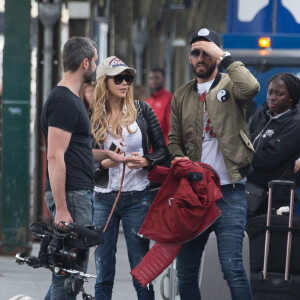 Exclusif - Nabilla Benattia et son compagnon Thomas Vergara sont attendus par une équipe de TF1 alors qu'ils arrivent à la gare de Lyon avec leur chienne Pita à Paris, le 26 mai 2016. Le couple est allé faire du shopping chez American Apparel (Thomas s'est mis torse nu pour essayer un t-shirt) avant de se rendre à l'hôtel Mystique près de l'Arc de Triomphe où ils ont été interviewés pour l'émission "50 Minute Inside". Ils sont ensuite allés à la poste avant de rejoindre la gare de Lyon pour rentrer.