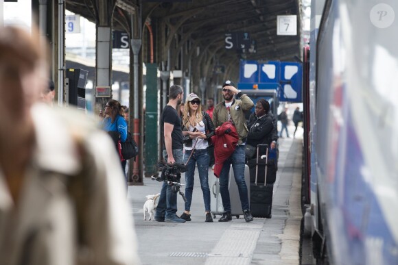 Exclusif - Nabilla Benattia et son compagnon Thomas Vergara sont attendus par une équipe de TF1 alors qu'ils arrivent à la gare de Lyon avec leur chienne Pita à Paris, le 26 mai 2016. Le couple est allé faire du shopping chez American Apparel (Thomas s'est mis torse nu pour essayer un t-shirt) avant de se rendre à l'hôtel Mystique près de l'Arc de Triomphe où ils ont été interviewés pour l'émission "50 Minute Inside". Ils sont ensuite allés à la poste avant de rejoindre la gare de Lyon pour rentrer.