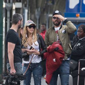 Exclusif - Nabilla Benattia et son compagnon Thomas Vergara sont attendus par une équipe de TF1 alors qu'ils arrivent à la gare de Lyon avec leur chienne Pita à Paris, le 26 mai 2016.