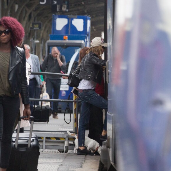 Exclusif - Nabilla Benattia et son compagnon Thomas Vergara sont attendus par une équipe de TF1 alors qu'ils arrivent à la gare de Lyon avec leur chienne Pita à Paris, le 26 mai 2016. Le couple est allé faire du shopping chez American Apparel (Thomas s'est mis torse nu pour essayer un t-shirt) avant de se rendre à l'hôtel Mystique près de l'Arc de Triomphe où ils ont été interviewés pour l'émission "50 Minute Inside". Ils sont ensuite allés à la poste avant de rejoindre la gare de Lyon pour rentrer.
