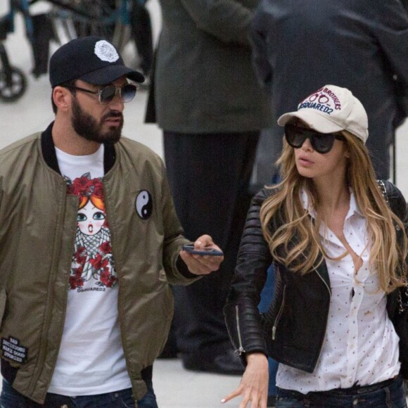 Exclusif - Nabilla Benattia et son compagnon Thomas Vergara sont attendus par une équipe de TF1 alors qu'ils arrivent à la gare de Lyon avec leur chienne Pita à Paris, le 26 mai 2016. Le couple est allé faire du shopping chez American Apparel (Thomas s'est mis torse nu pour essayer un t-shirt) avant de se rendre à l'hôtel Mystique près de l'Arc de Triomphe où ils ont été interviewés pour l'émission "50 Minute Inside". Ils sont ensuite allés à la poste avant de rejoindre la gare de Lyon pour rentrer.