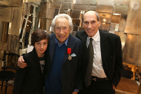 Décès de Jean-Jacques Grimblat, publicitaire et fils de Pierre Grimblat, d'un cancer généralisé - Pierre Grimblat, son fils Jean Jacques Grimblat et son petit fils Louis - Remise de la légion d'honneur à Pierre Grimblat à son domicile par Jean-Jacques Aillagon à Paris le 17 décembre 2012.