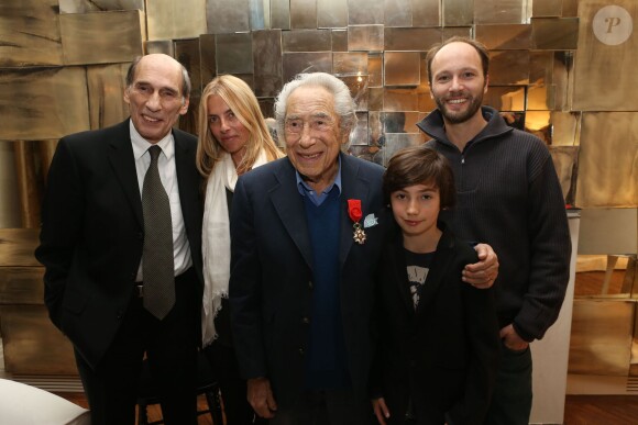 Jean Jacques Grimblat, Aimée Grimblat, Pierre Grimblat, son petit fils Louis Grimblat et Dimitri Grimblat - Remise de la légion d'honneur à Pierre Grimblat à son domicile par Jean-Jacques Aillagon à Paris le 17 décembre 2012.