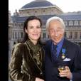 Pierre Grimblat, fait Officier de l'Ordre National du Merite et sa femme, à Paris le 16 avril 2003.