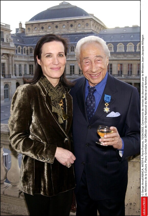 Pierre Grimblat, fait Officier de l'Ordre National du Merite et sa femme, à Paris le 16 avril 2003.