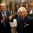 Jean-Jacques Aillagon remet la légion d'honneur à Pierre Grimblat à son domicile parisien le 17 décembre 2012.