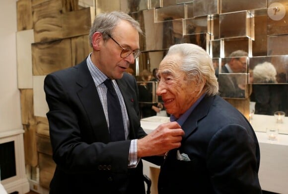 Jean-Jacques Aillagon remet la légion d'honneur à Pierre Grimblat à son domicile parisien le 17 décembre 2012.