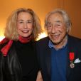 Pierre Grimblat reçoit la légion d'honneur aux côtés de Brigitte Fossey à son domicile parisien le 17 décembre 2012.