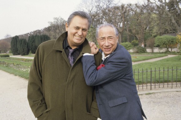 Pierre Grimblat et Roger Hanin posant amicalement à Paris en 1990.