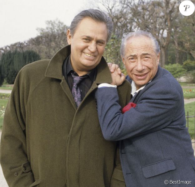 Pierre Grimblat et Roger Hanin posant amicalement à Paris en 1990.