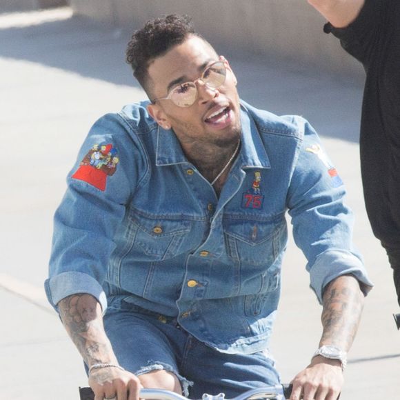 Chris Brown fait du vélo sur le tournage de son nouveau clip vidéo avec DJ Benny Benassi à Santa Monica, le 15 mars 2016