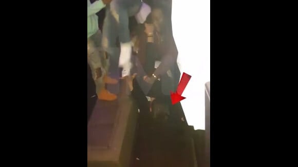 Chris Brown attaquant un homme au sol dans un club de Cannes le 18 mai 2016.