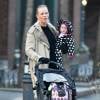 Exclusif - Anne V se promène avec sa fille Alaska dans les rues de New York, le 10 janvier 2016.