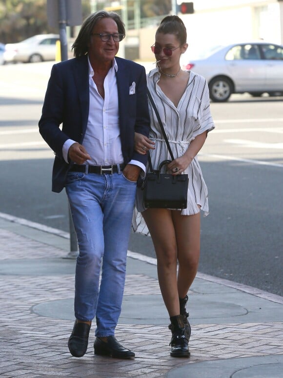 Mohamed Hadid emmène sa fille Bella Hadid dans un salon de manucure/pédicure à Beverly Hills, le 20 août 2015.